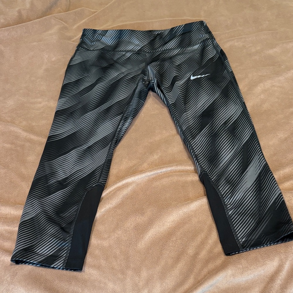 Nike Black and Gray Striped Cropped Leggings - Size M